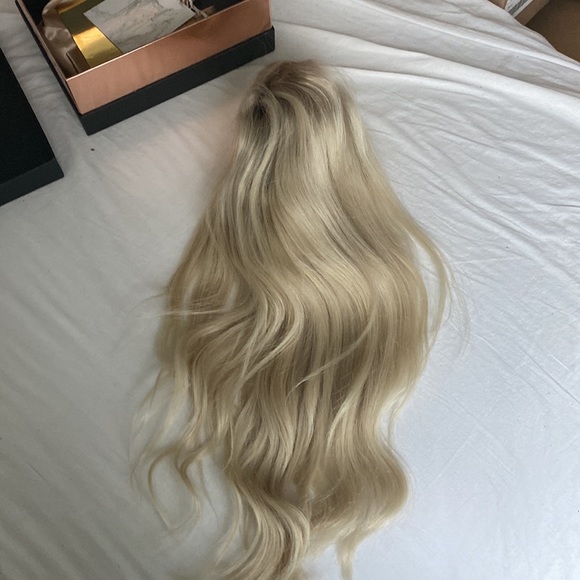 Blonde full lace freedom couture wig - Picture 9 of 13